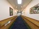 明るく広々とした廊下