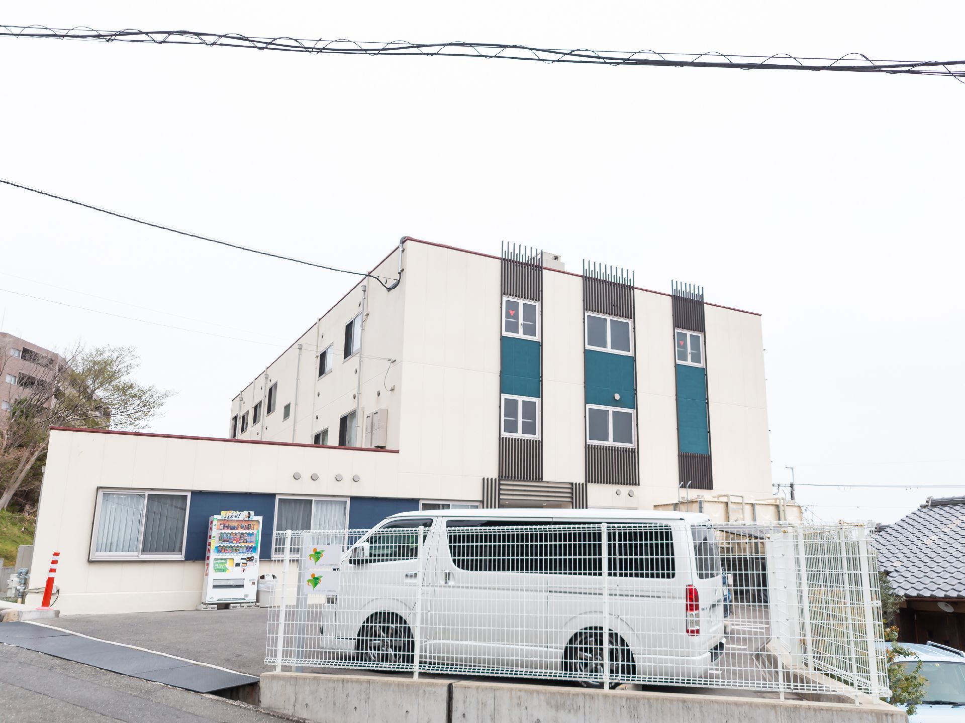 高齢者施設の建物と駐車場