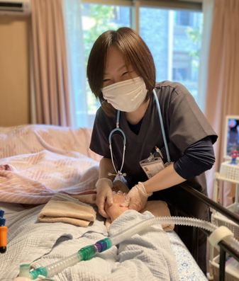 やさしい声かけとともに行うケア