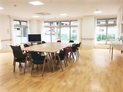 ダイニングテーブルやテレビが置かれた広い共有スペースには大きな窓が付き、洗面所も設置されている。