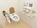 温水洗浄便座が設置されたトイレの画像である。中央に背もたれのパットが取り付けられた洋式トイレがある。