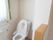 居室のトイレはシンプルな形で窓のすぐそばにあり、ドアやカーテンはない。呼び出しボタンが付いている。