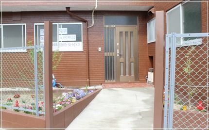 花壇のある玄関