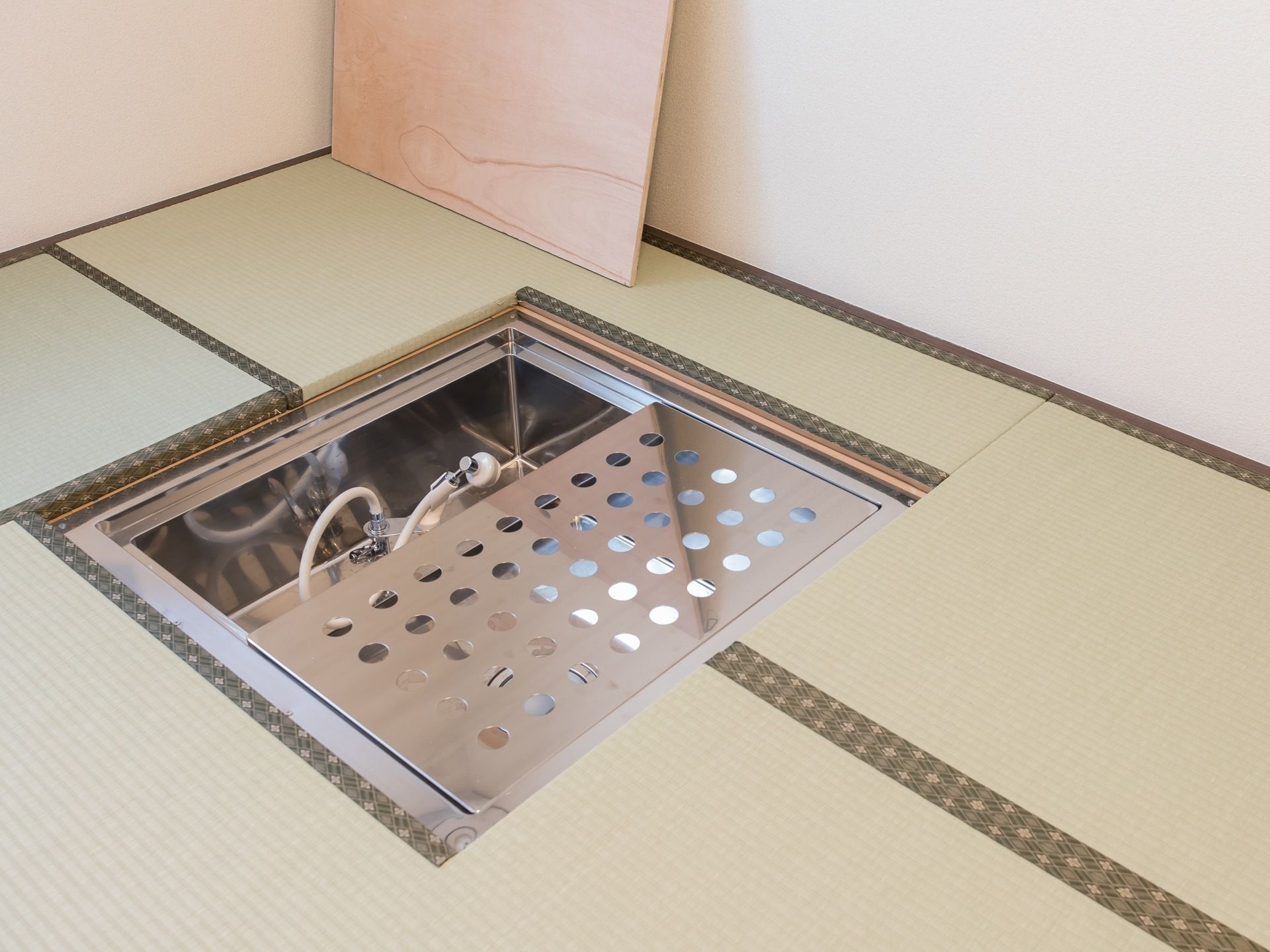 畳敷きのお部屋に備わっている水道の設備である。通常は畳の下にかくされている。長めのホースがついている。