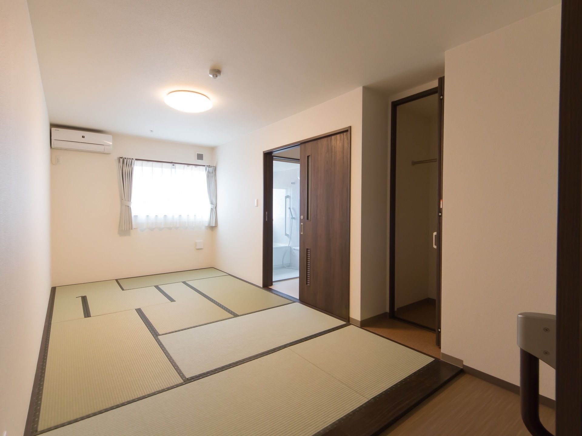 畳敷きの居室である。クローゼットやお風呂がついている。窓やエアコンがあるため、換気や温度調整も容易にできる。