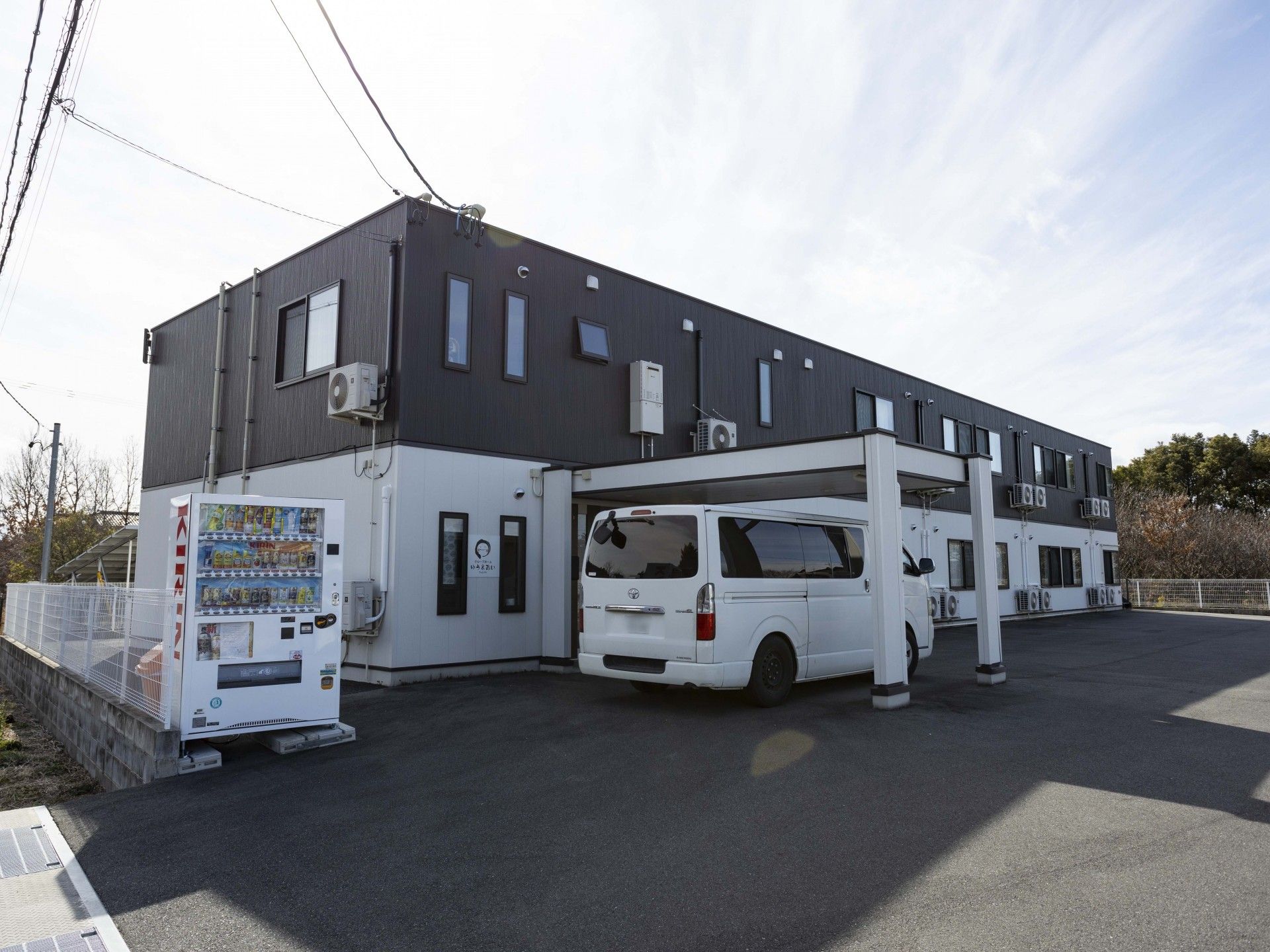 駐車場と自動販売機