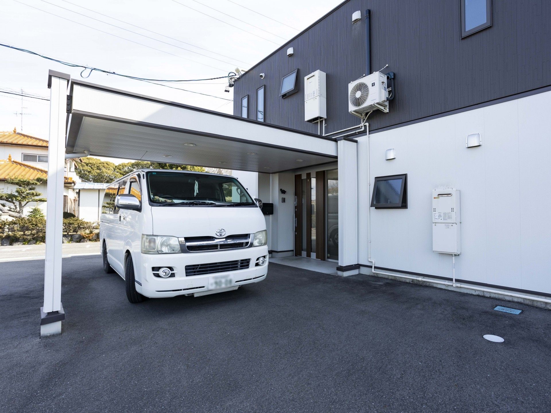 車寄せのある建物外観
