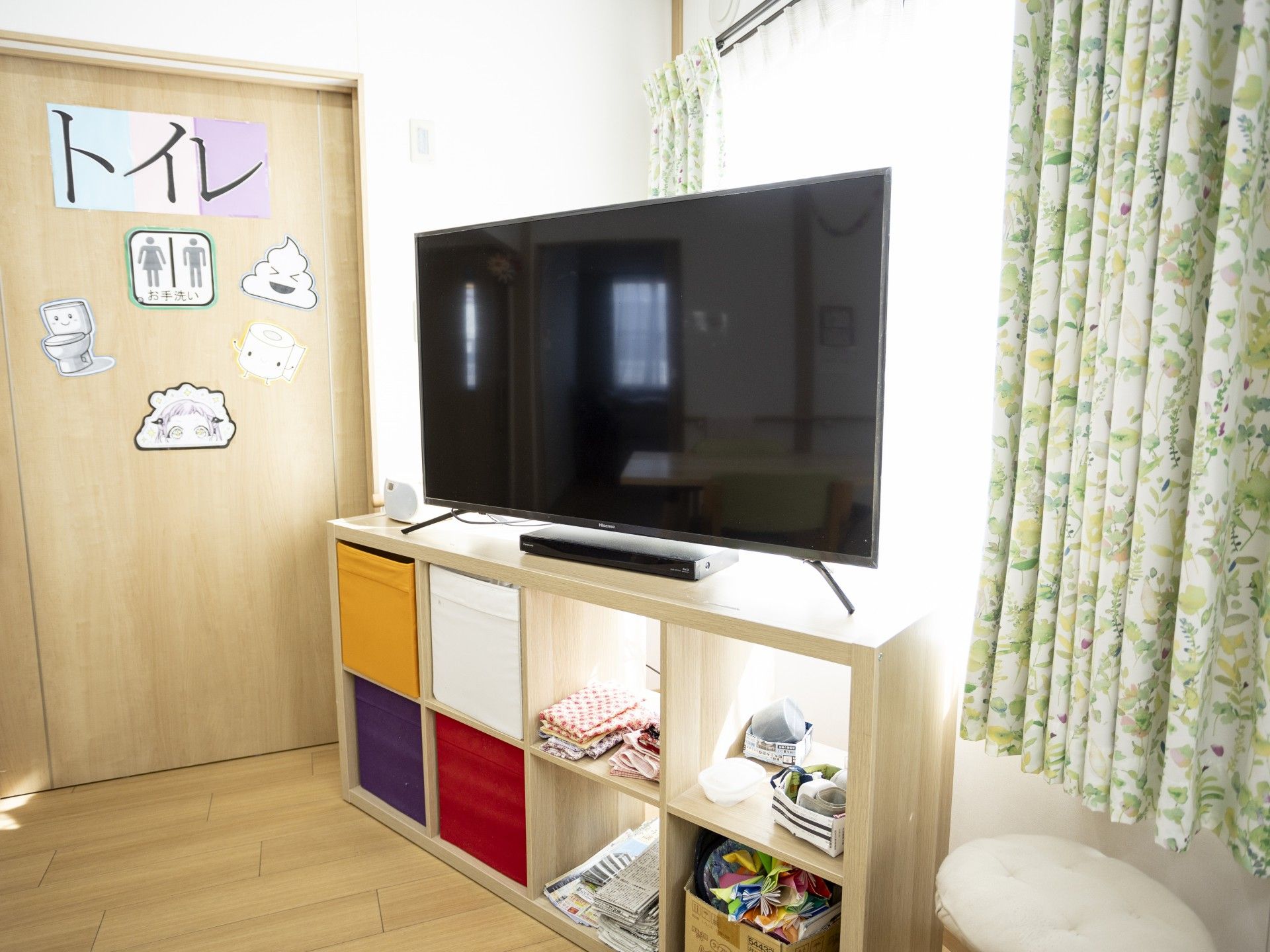 テレビと収納棚のある部屋