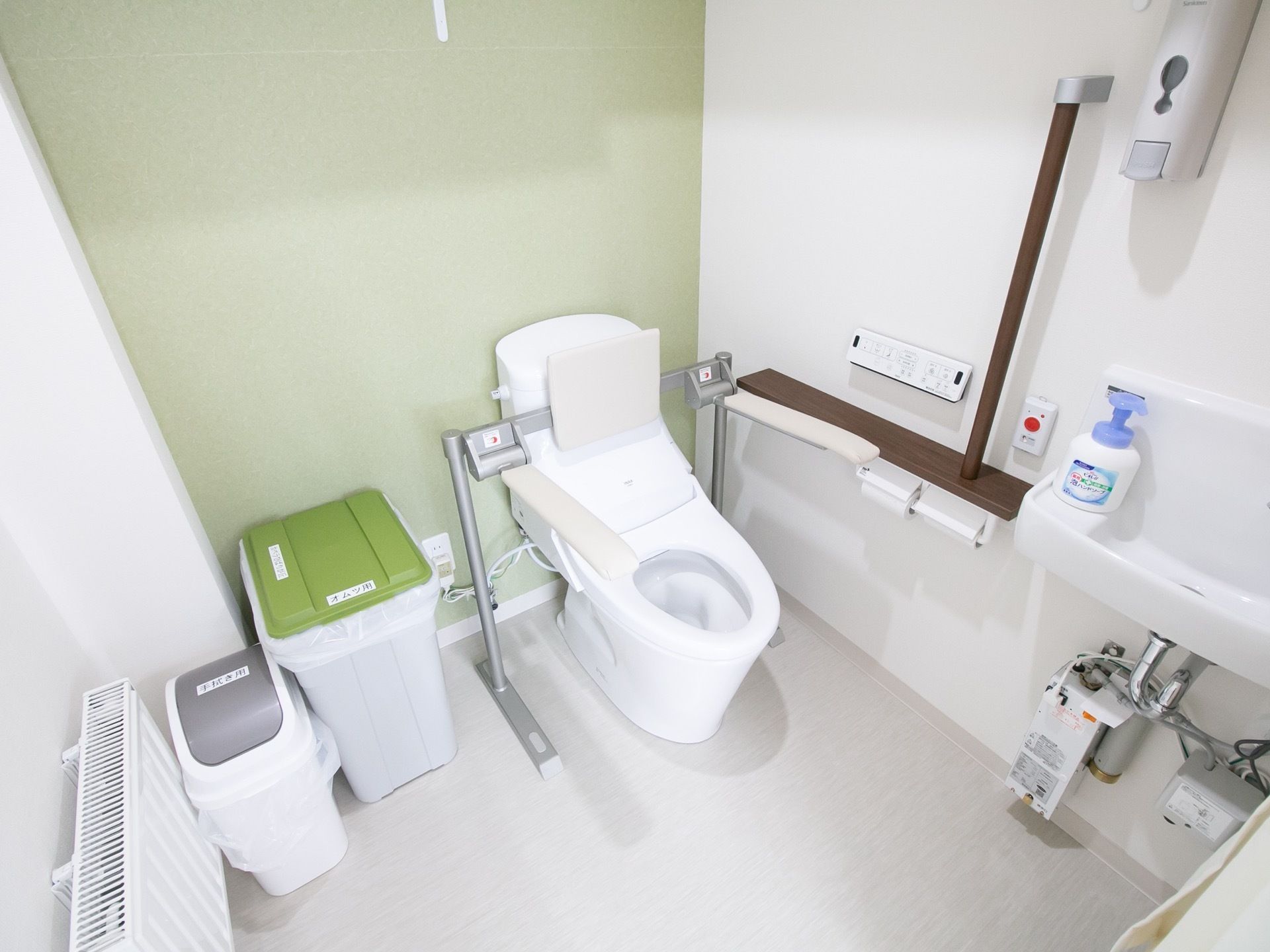トイレの個室内には安全のため、背もたれ付きの手すりや呼び出しボタンが設置されている。寒さ対策として、壁付けのヒーターを完備している。