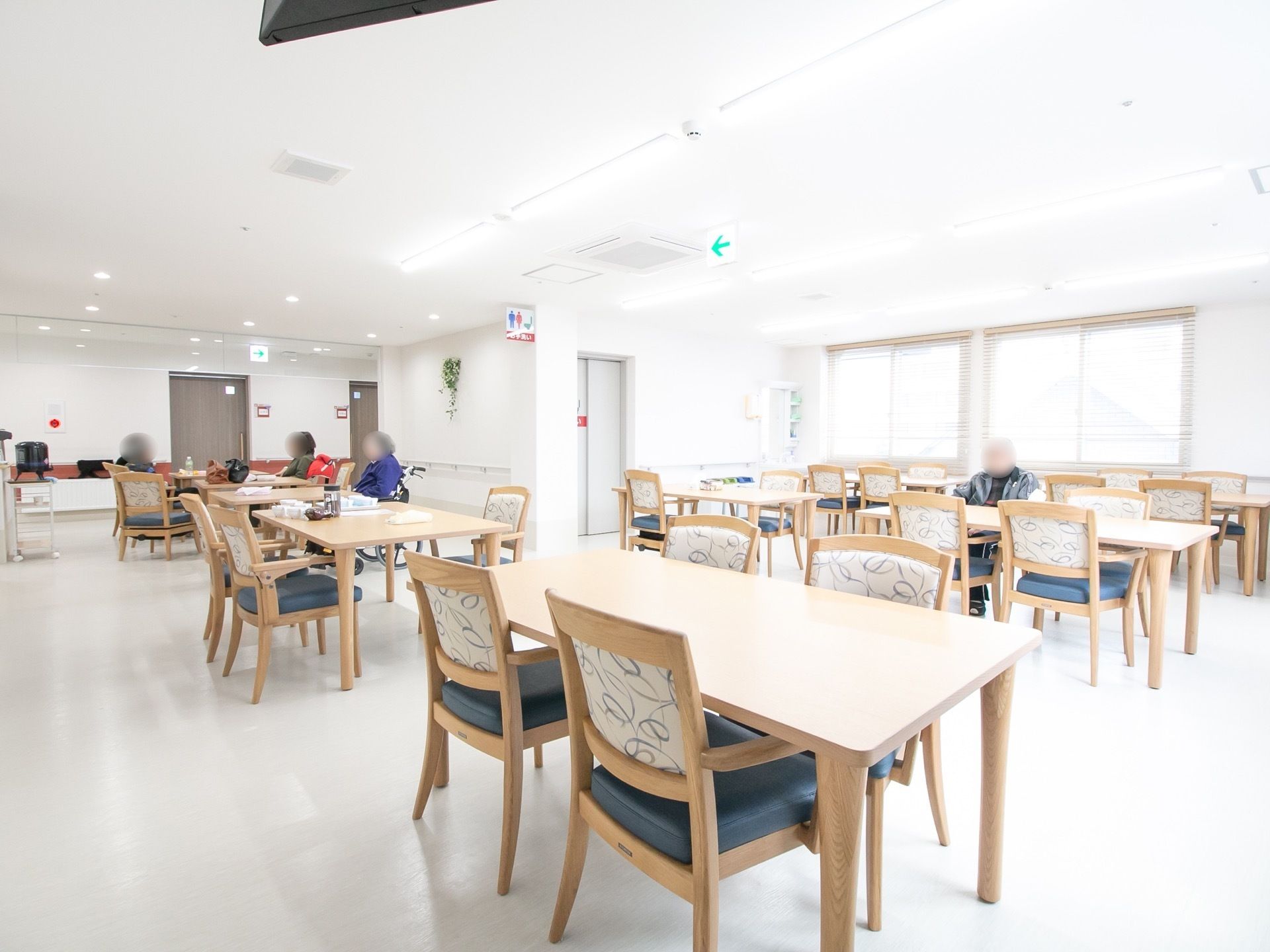 広々とした食堂は窓から日が差し込み、とても明るい空間である。テーブルは距離を空けて配置され、通路として空間が確保されている。