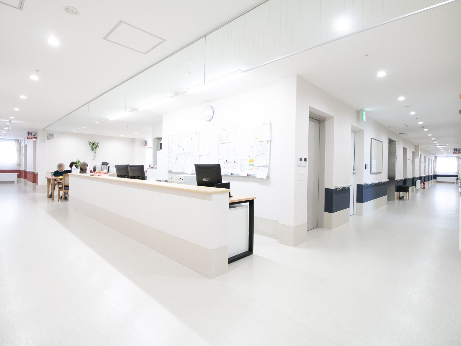 廊下の奥には窓が設置され、室内に日の光が取り込めるように造られている。道幅も広く、車椅子をご利用の方も通行しやすい。