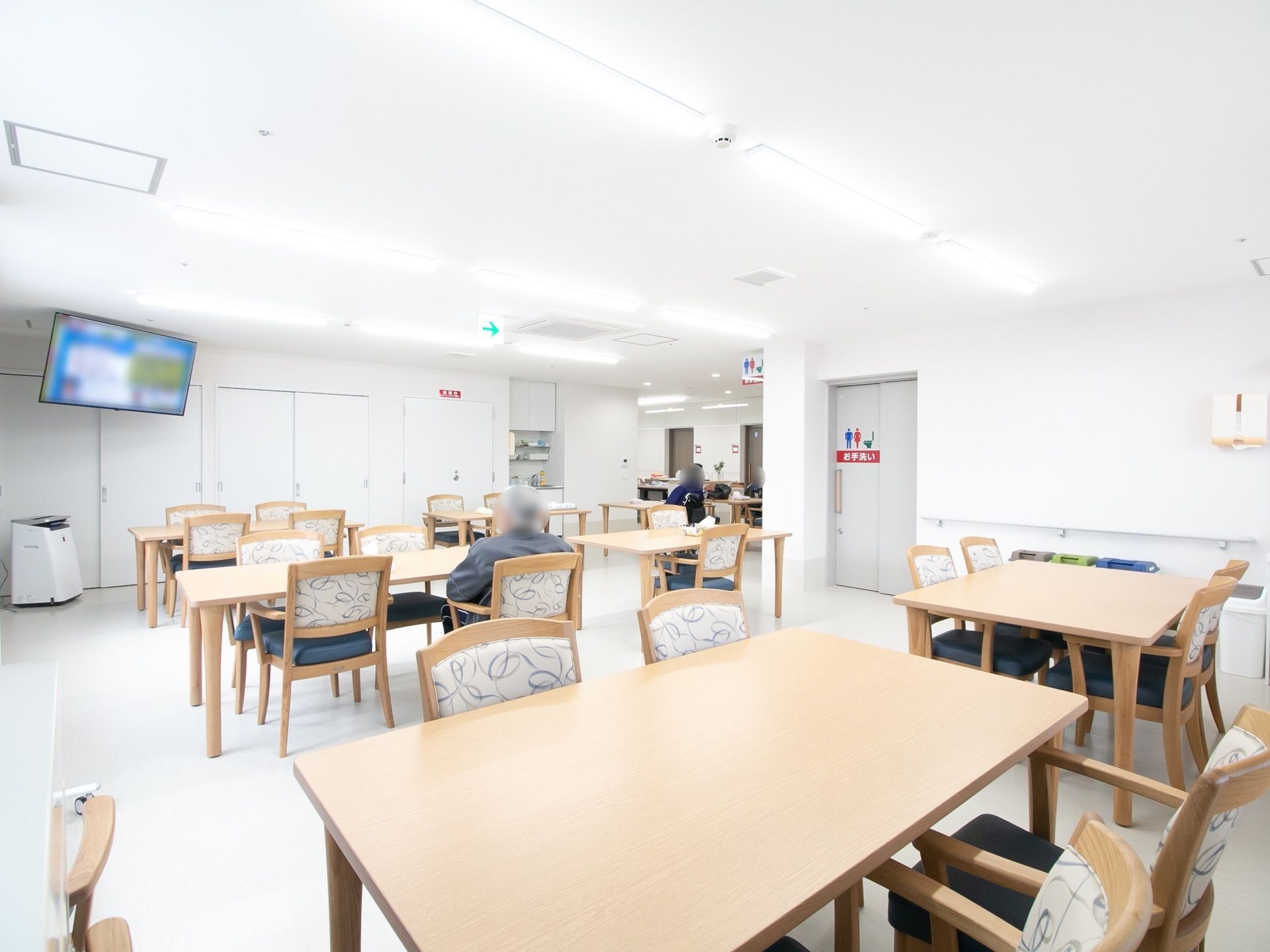 食堂内にはトイレが併設されている。テーブルが等間隔で配置され、安全に通行できるように通路をきちんと確保してある。