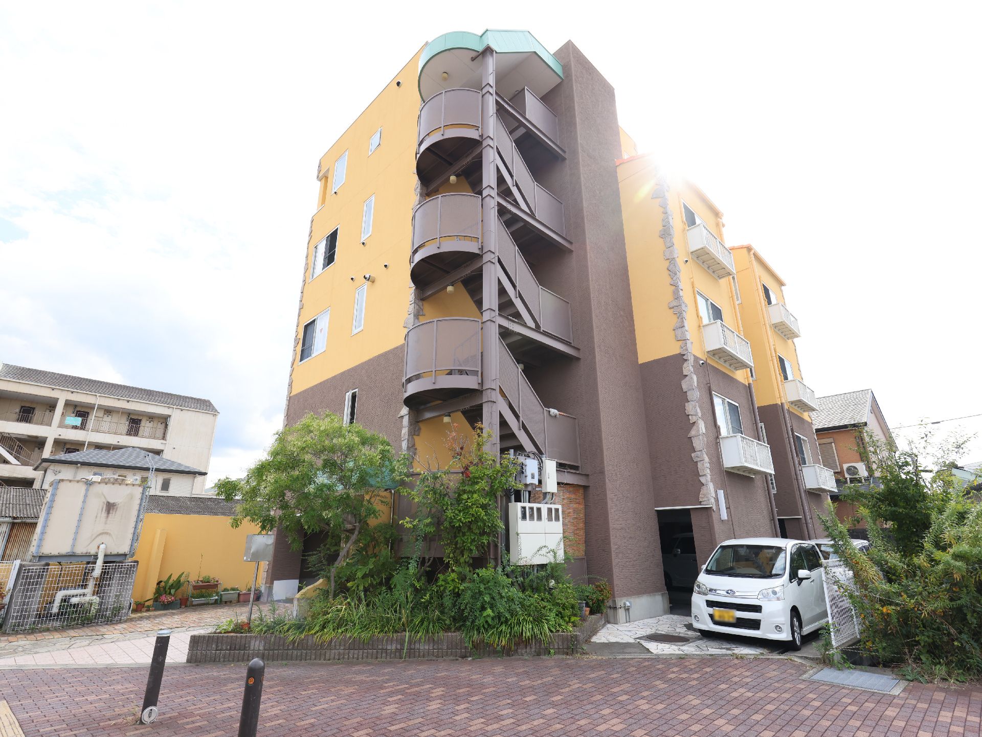 屋根と外壁ともに落ち着いた色合いで、住宅のような雰囲気がある外観