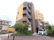 屋根と外壁ともに落ち着いた色合いで、住宅のような雰囲気がある外観