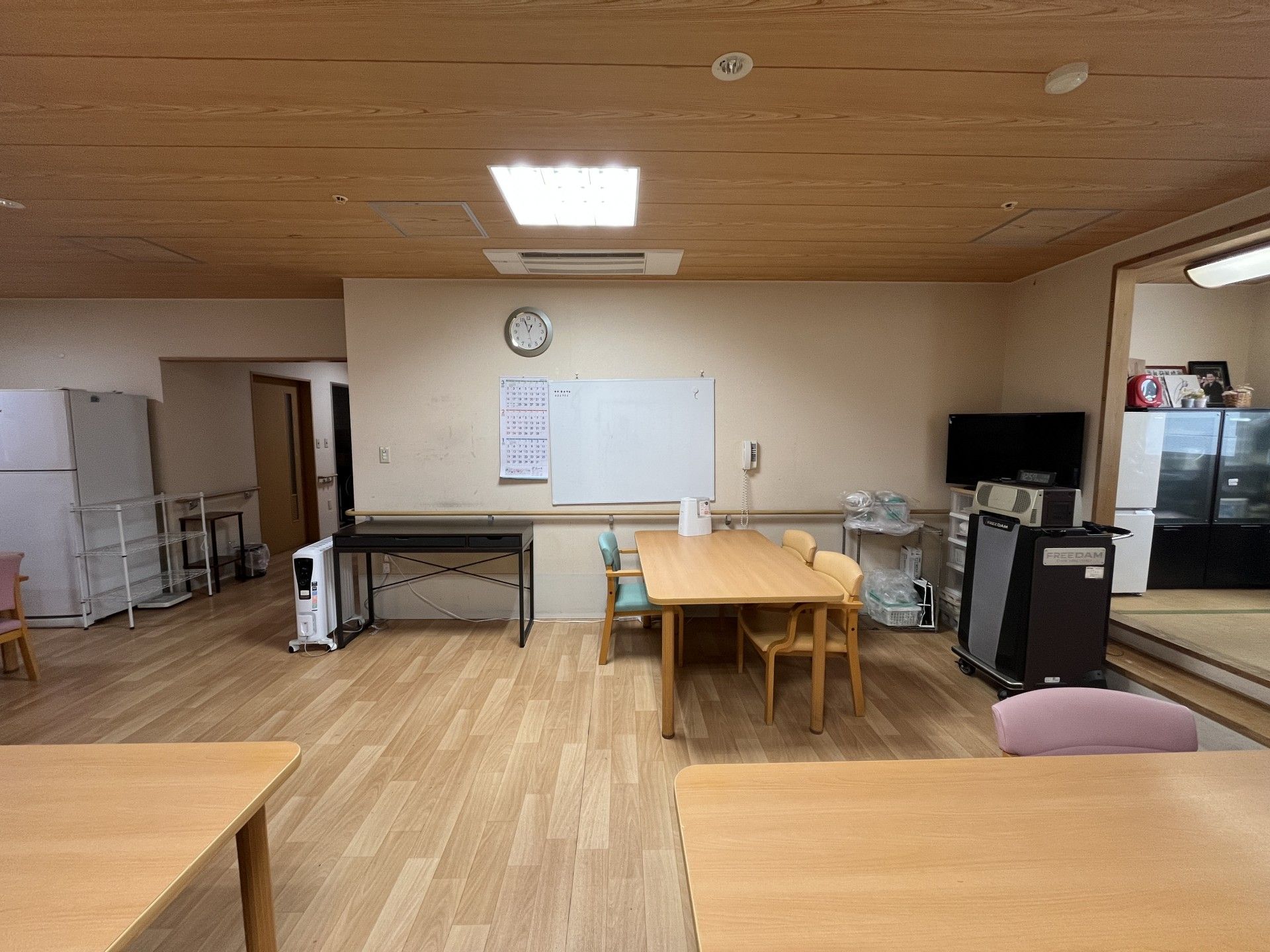 広いテーブルのある部屋