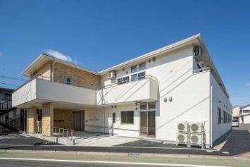 明るく広々とした施設外観