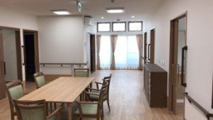 共有スペースの落ち着いた居室