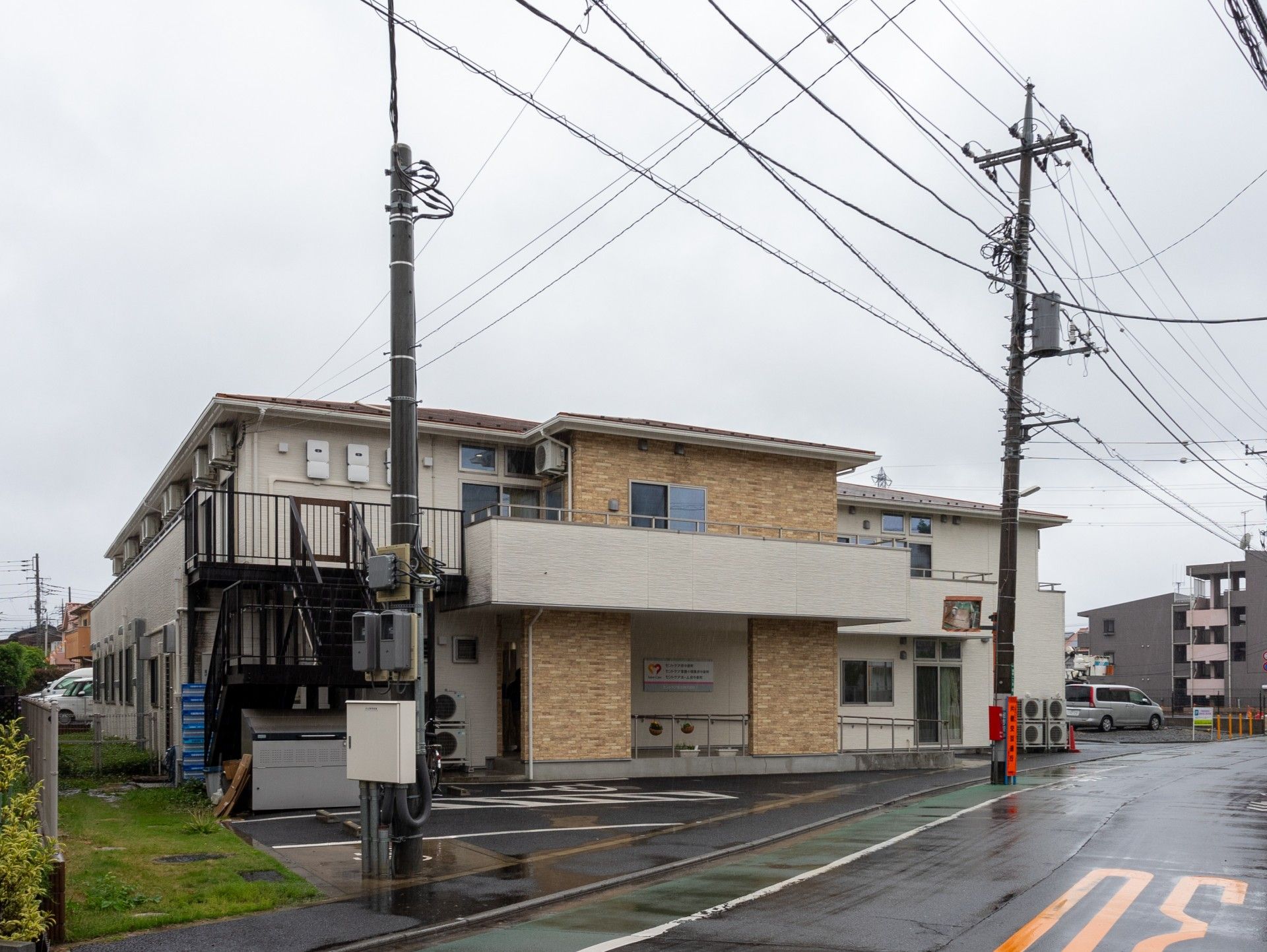 ゆったりとした建物の外観