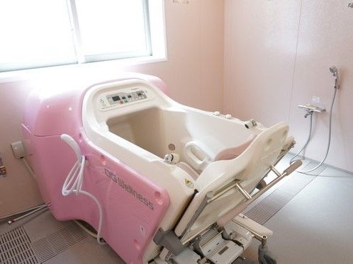 機械浴が完備され、介護度が高い人にも対応している浴室。日当たりも良好。