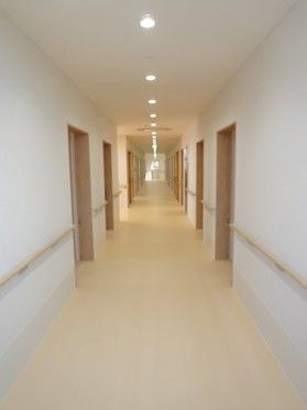 手すりが全域に付いたろうか。まっすぐで両サイドに居室のドアがある。