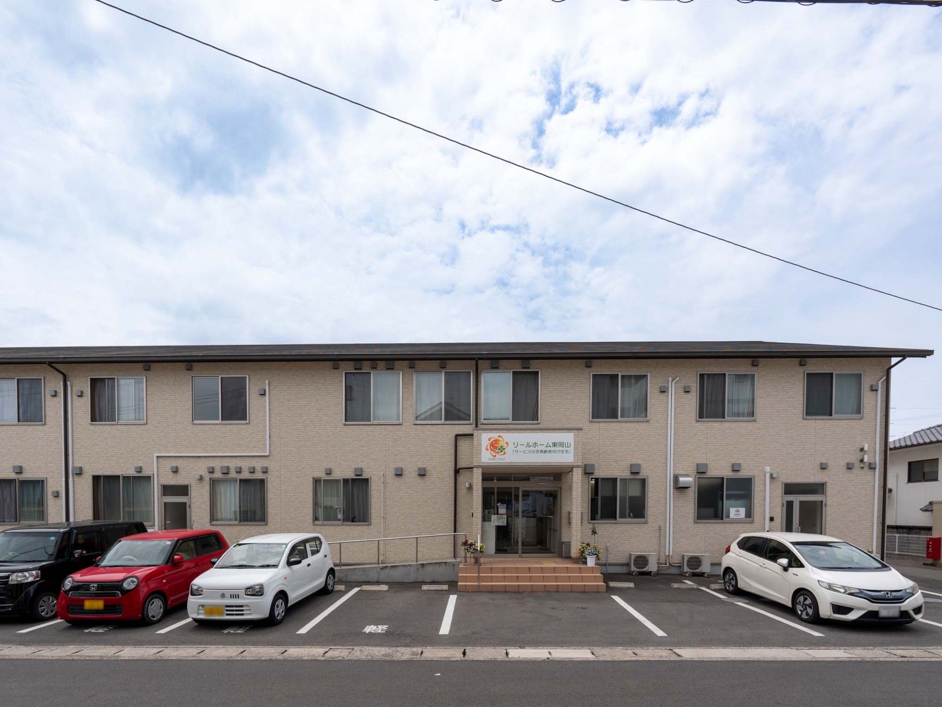 ゆったりとした外観の建物