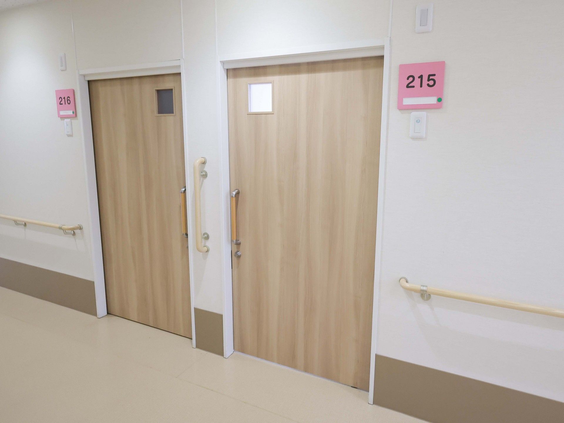 居室のドアと手すり