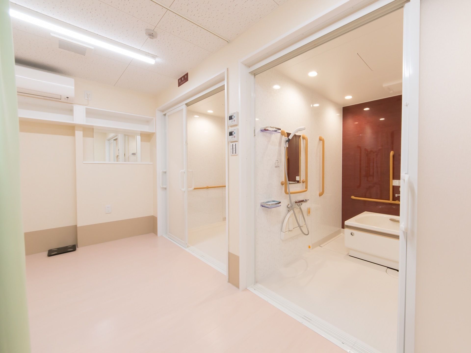 広々とした脱衣所を進むと、2つの個浴室が設置されている。バリアフリーなので、段差がほとんどなく安全に利用できる。