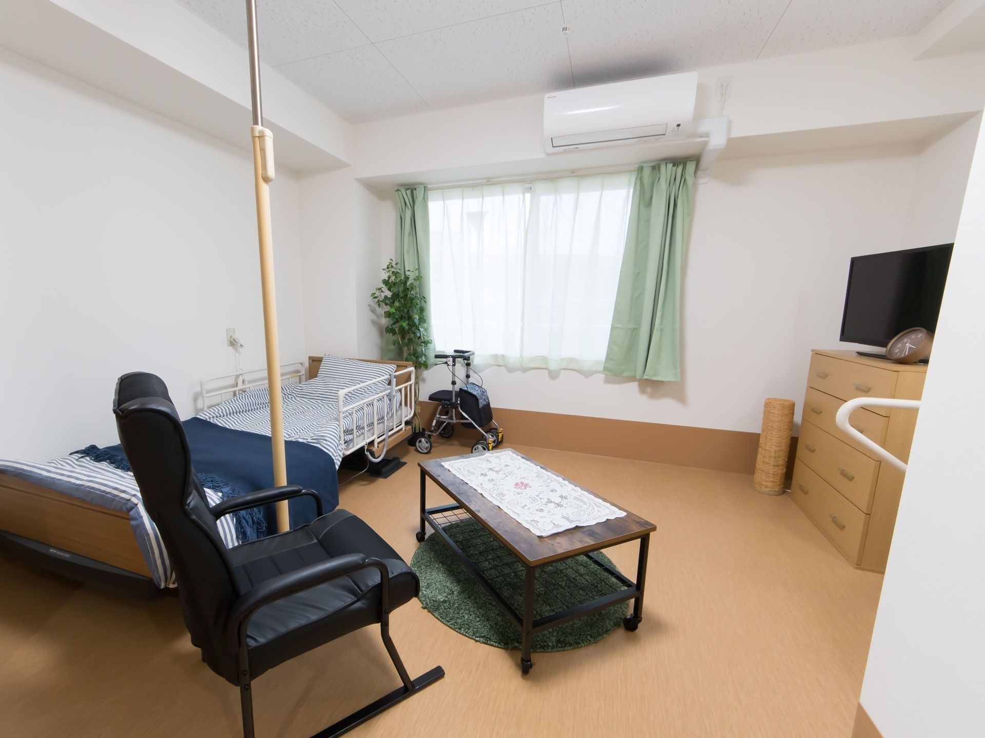 居室は広々とした造りで、清潔感のある落ち着いた内装になっている。窓からは日が差し込み、室内を明るく照らしている。