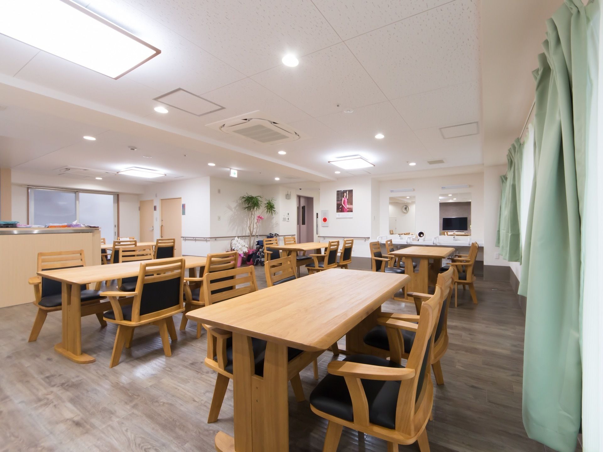 食堂は照明で明るく照らされ、落ち着いていてアットホームな雰囲気になっている。テーブルの間は距離を空けてあるので、ゆったり過ごせる。
