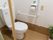 トイレには便器の左右に手すりが配置されている。掴まりながら安全に便座へ立ち座りができるように配慮されている。