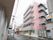 施設は道路に面した5階建ての建物で、ゆったりと建てられている。明るいピンク色の外装で、おしゃれな集合住宅のように見える。