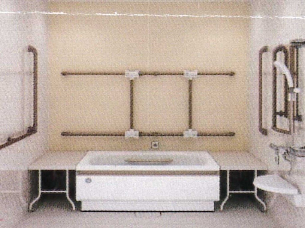 壁一面にスリップ防止用の手すりがある高齢者向け施設内の浴室の様子。シャワースペースがある空間