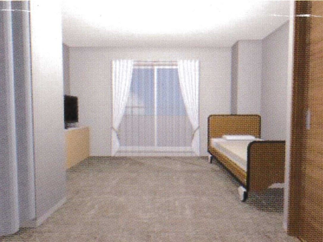 右側にベッド、左側にテレビが置いてある広めの個室の写真