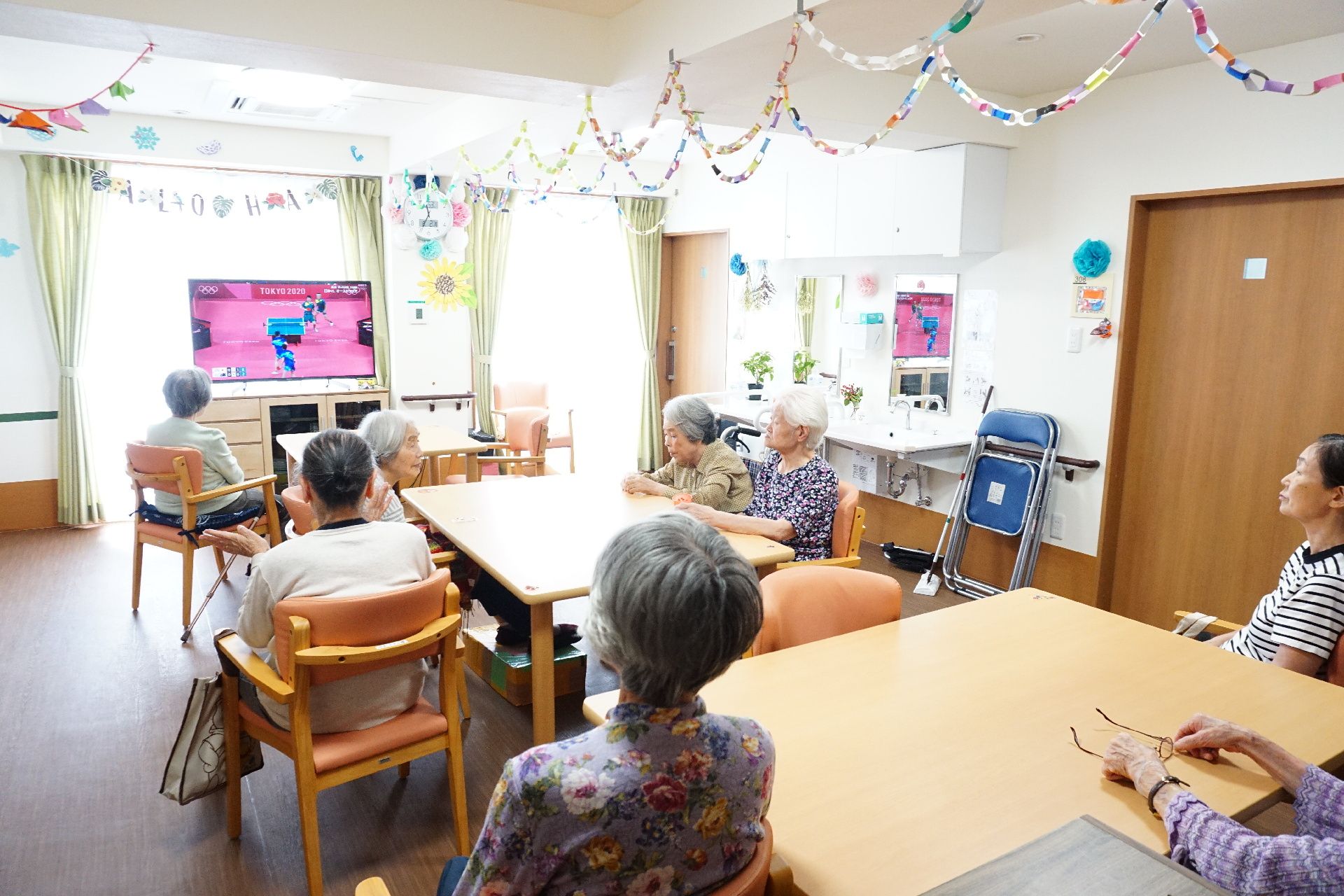 テレビが設置され、人気の番組の時間は入居者が集まってくるリビング