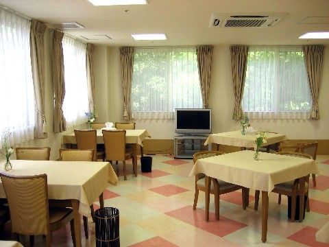 大きな窓があり、壁と天井は白色基調である。テーブル、椅子が間隔をあけて置かれ、テレビが設置されている。