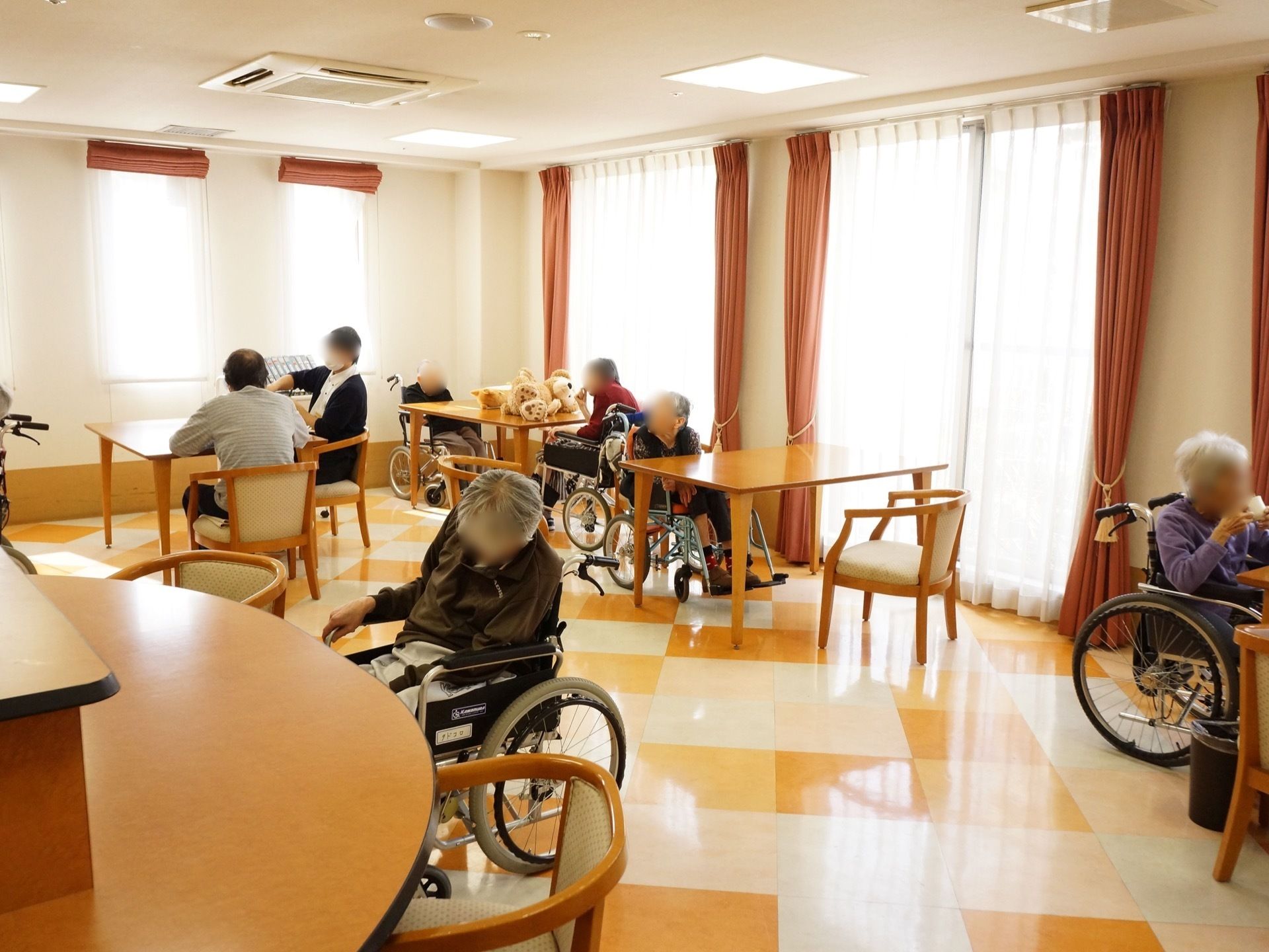 窓が大きく室内を明るくしている。円形のカウンターテーブルの他、長方形のテーブルが幾つも食堂内に置かれている。