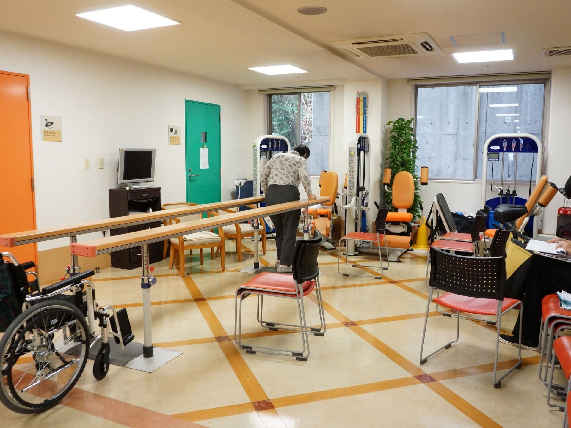 用途に合わせて使用できるよう、たくさんの訓練器具が用意されている。椅子は多く用意されている。テレビもある。