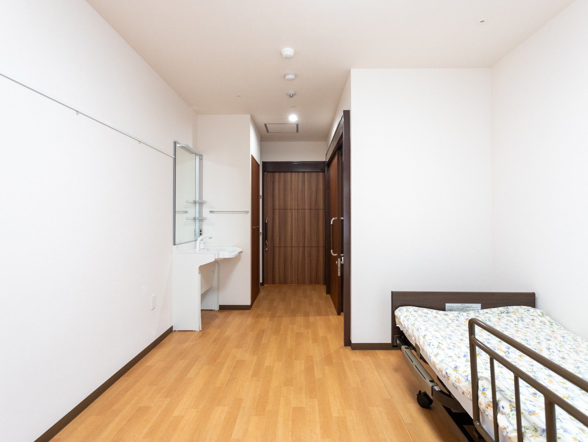 シンプルな居室の一角