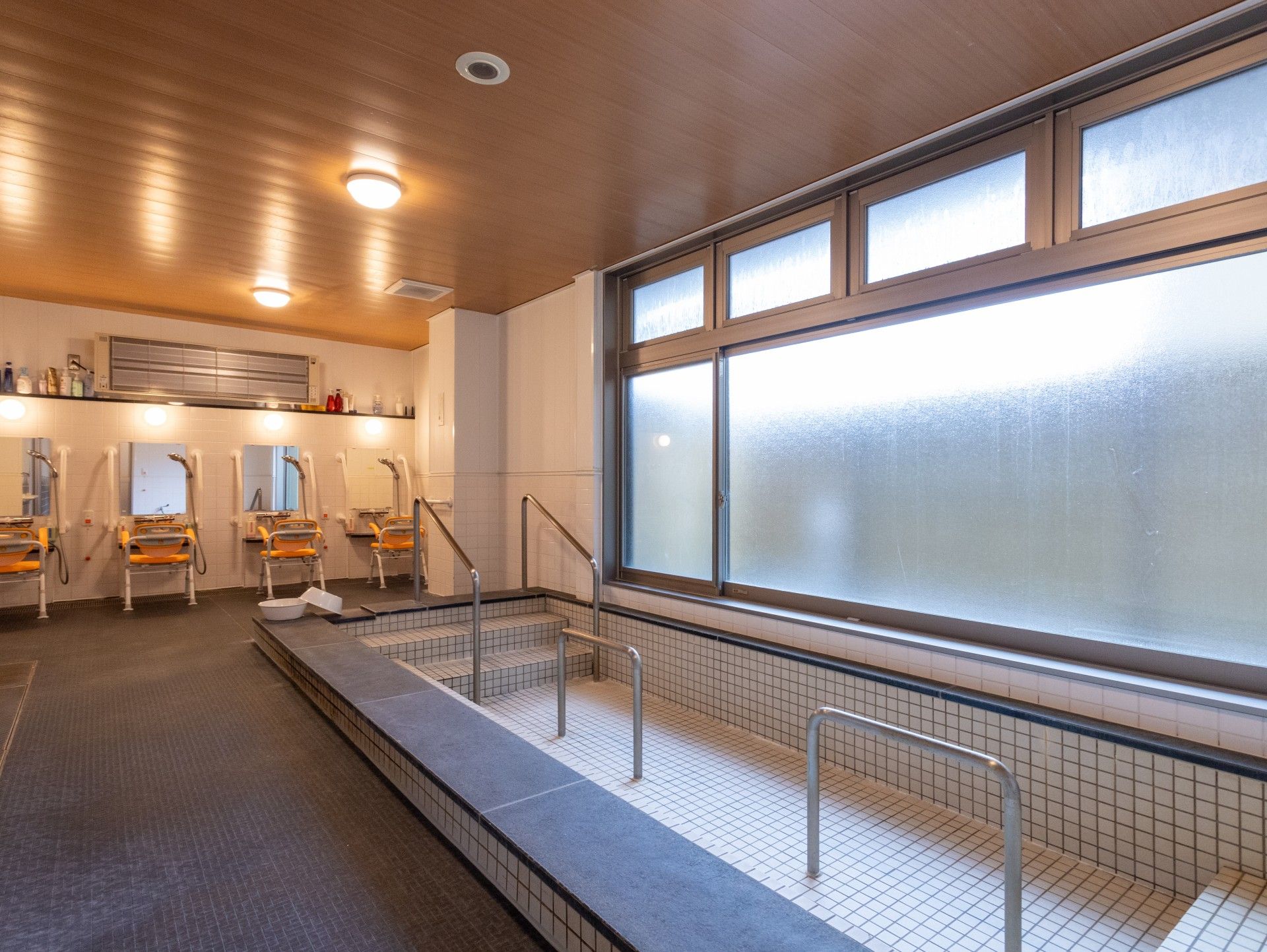 広い浴室と洗面台