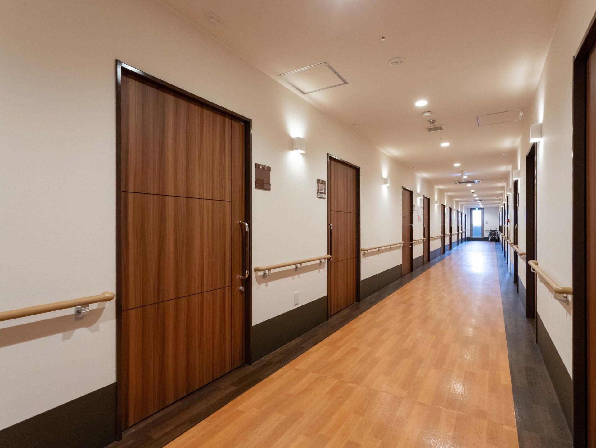 長い廊下と扉