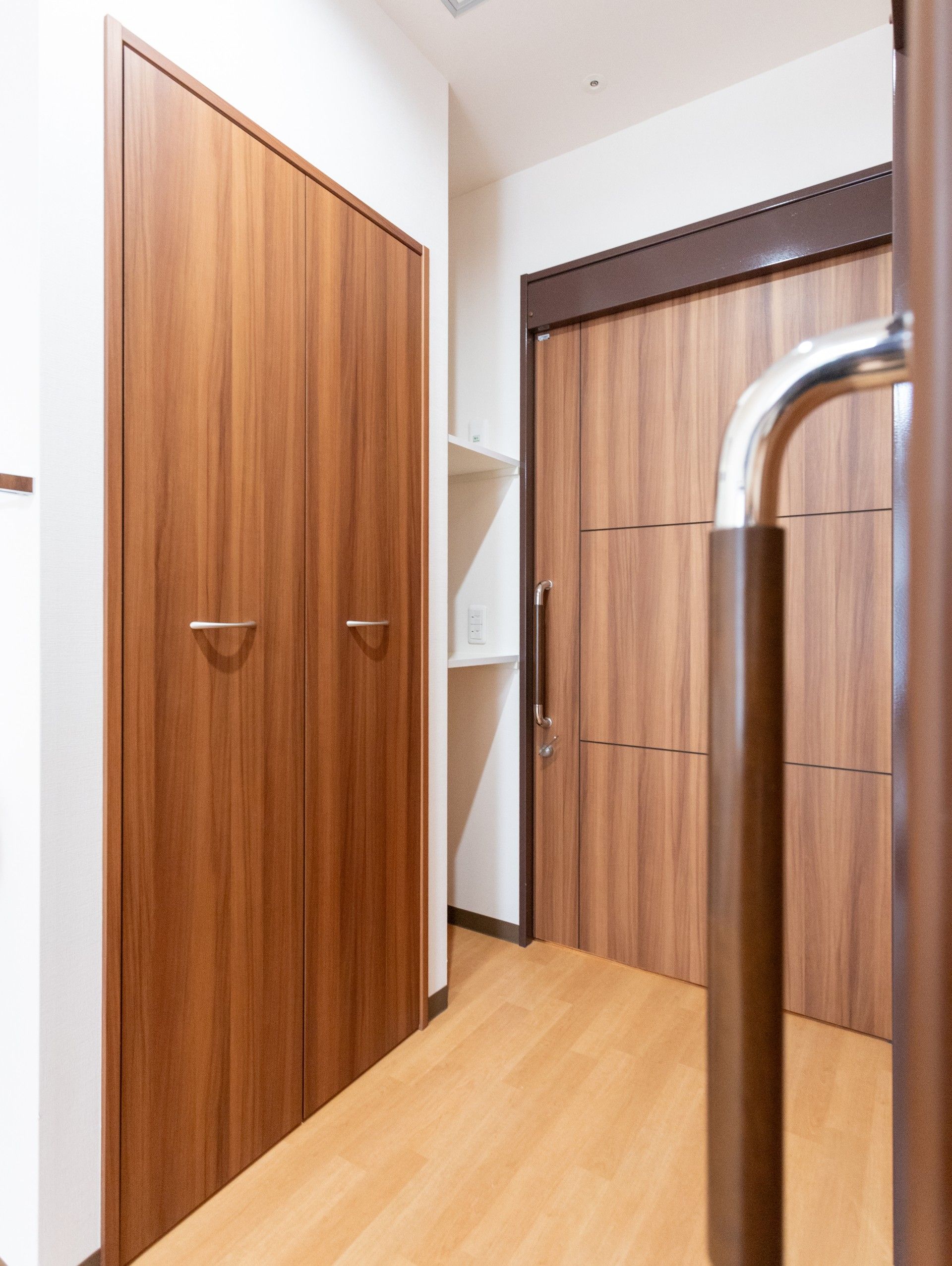 木目調の扉と収納の廊下