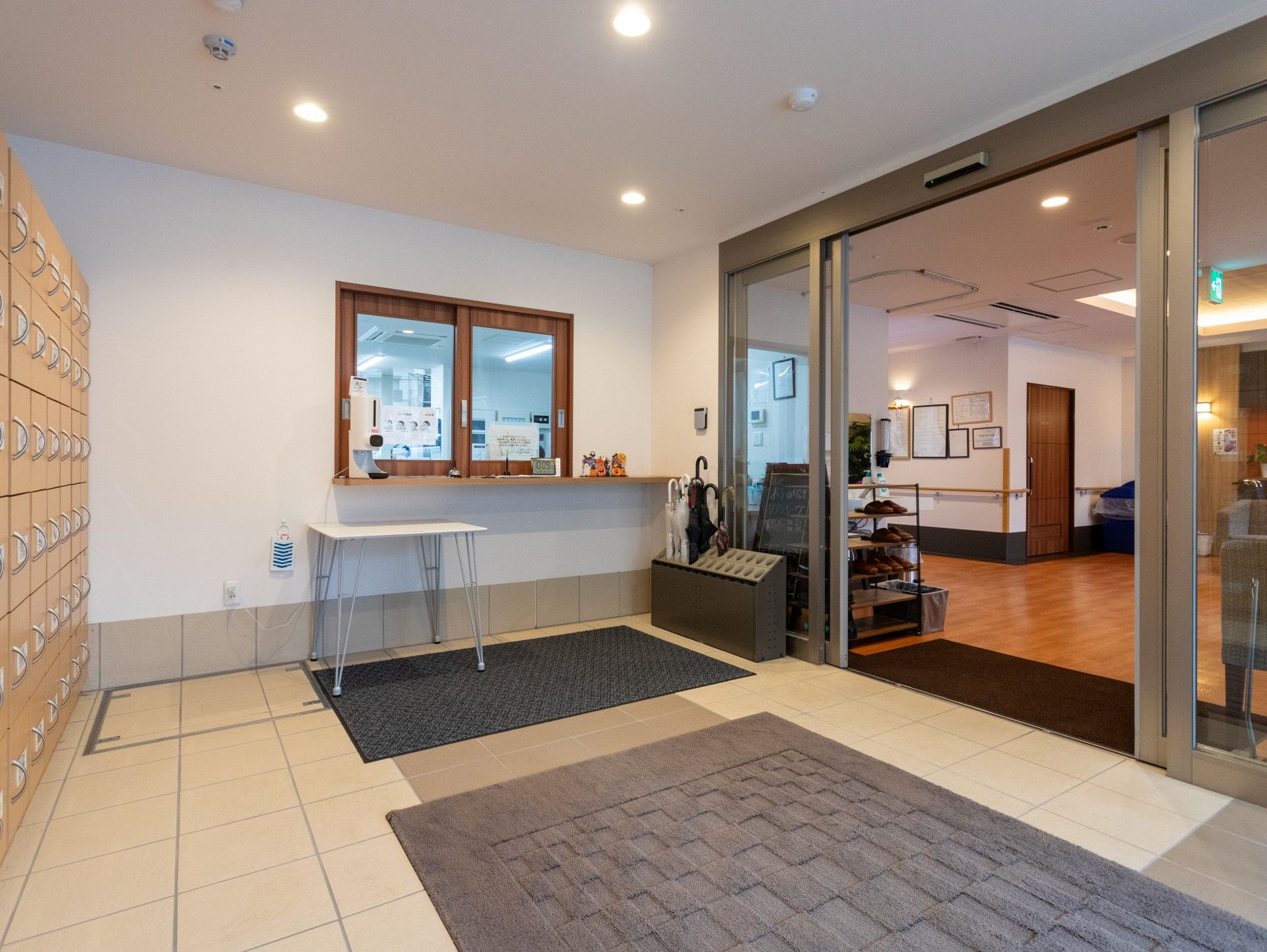 受付と出入口の様子