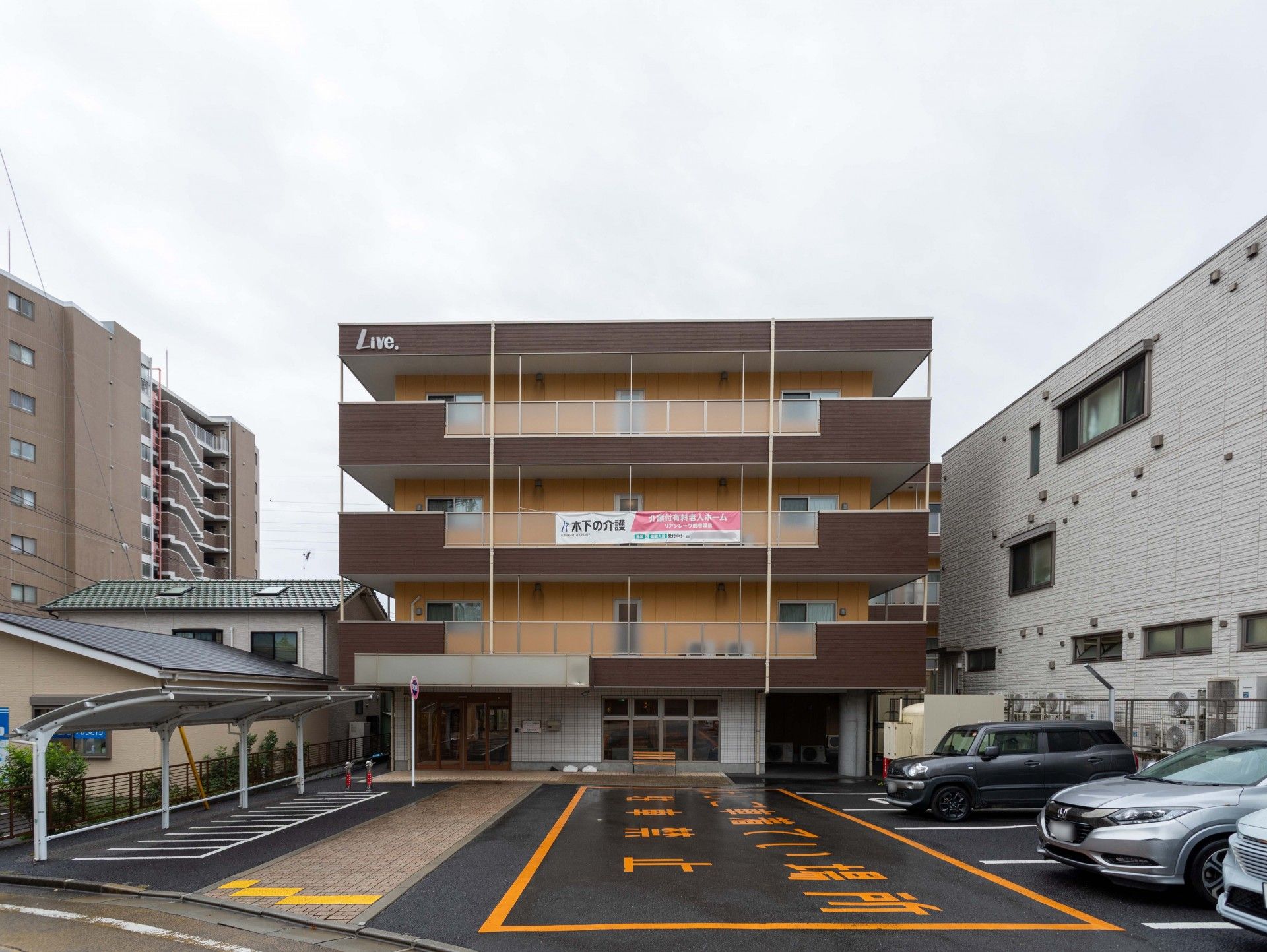 駐車場付きの建物外観