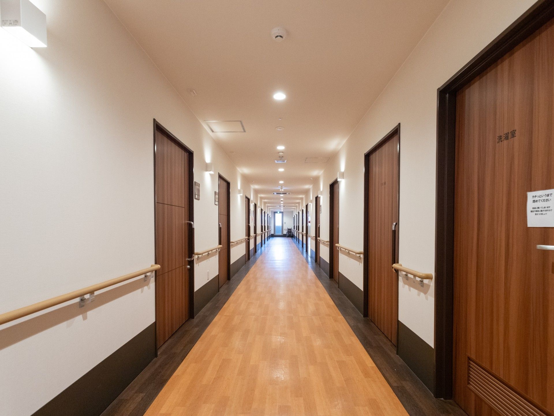手すり付きの長い廊下