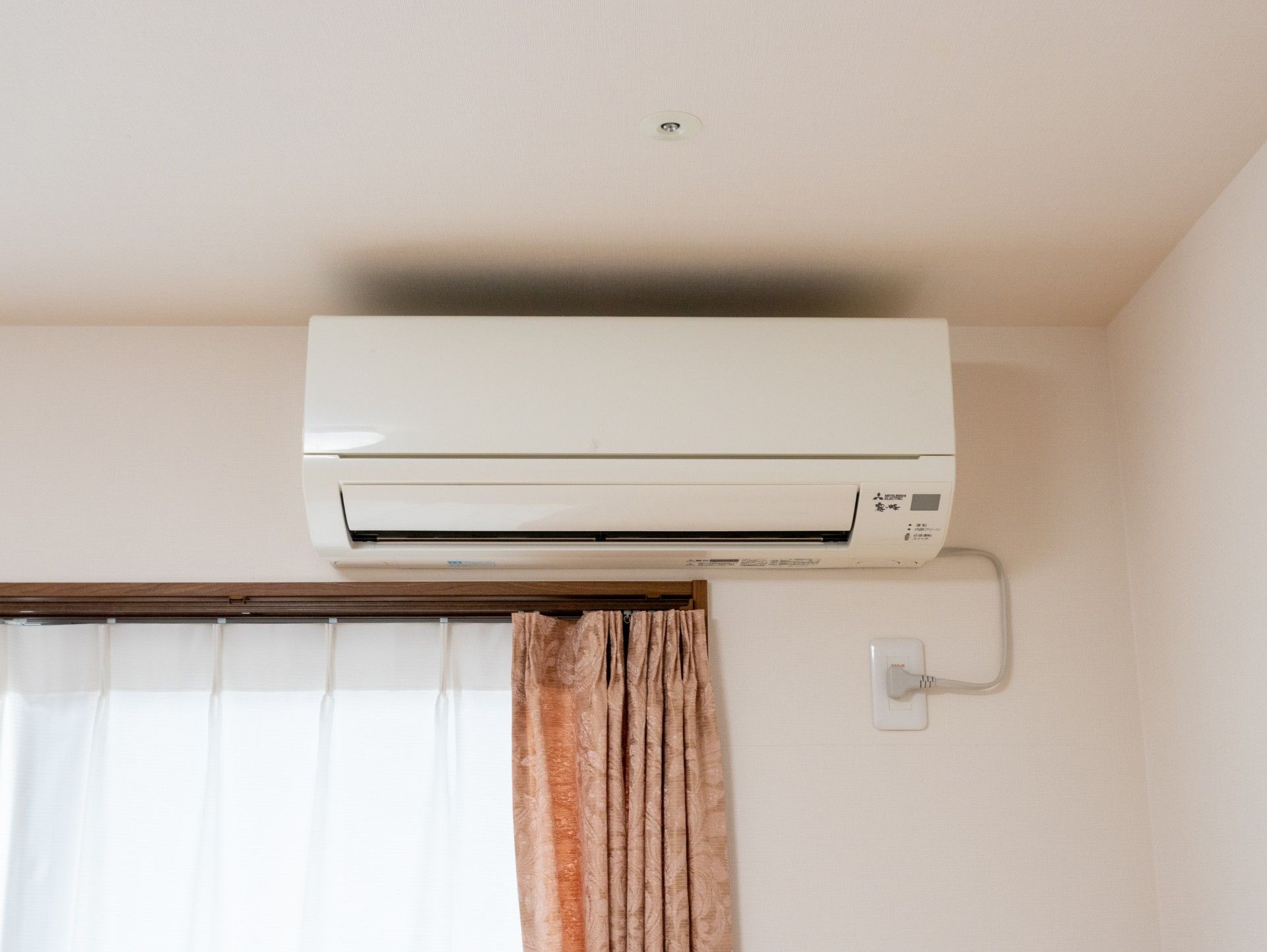 エアコンとカーテンの部屋