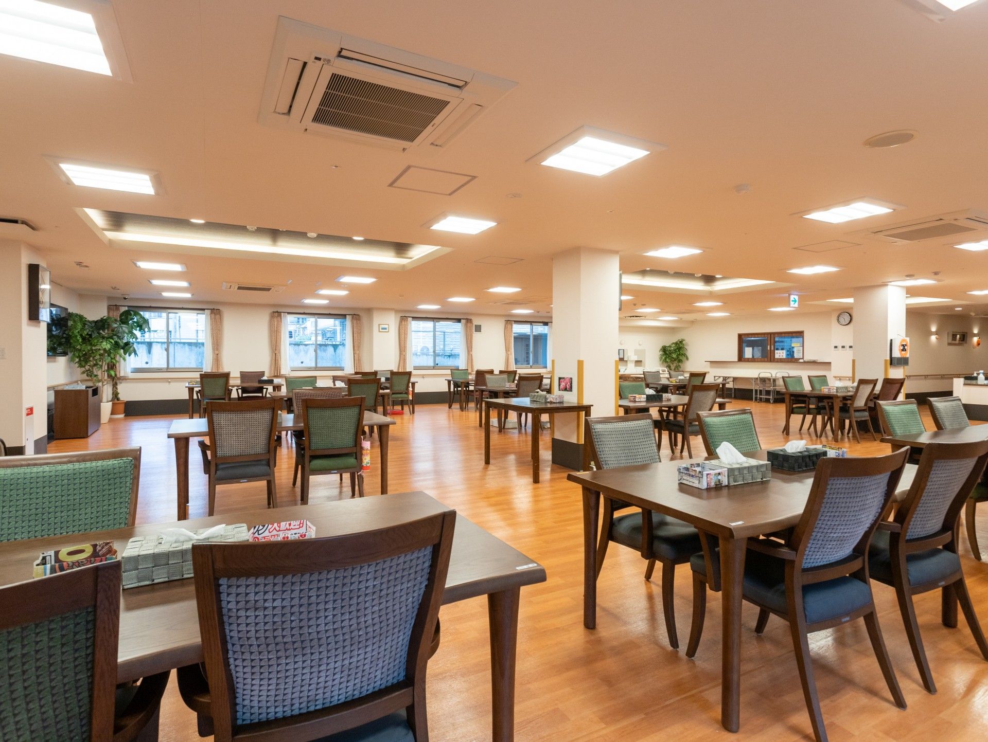 広々とした食事スペース