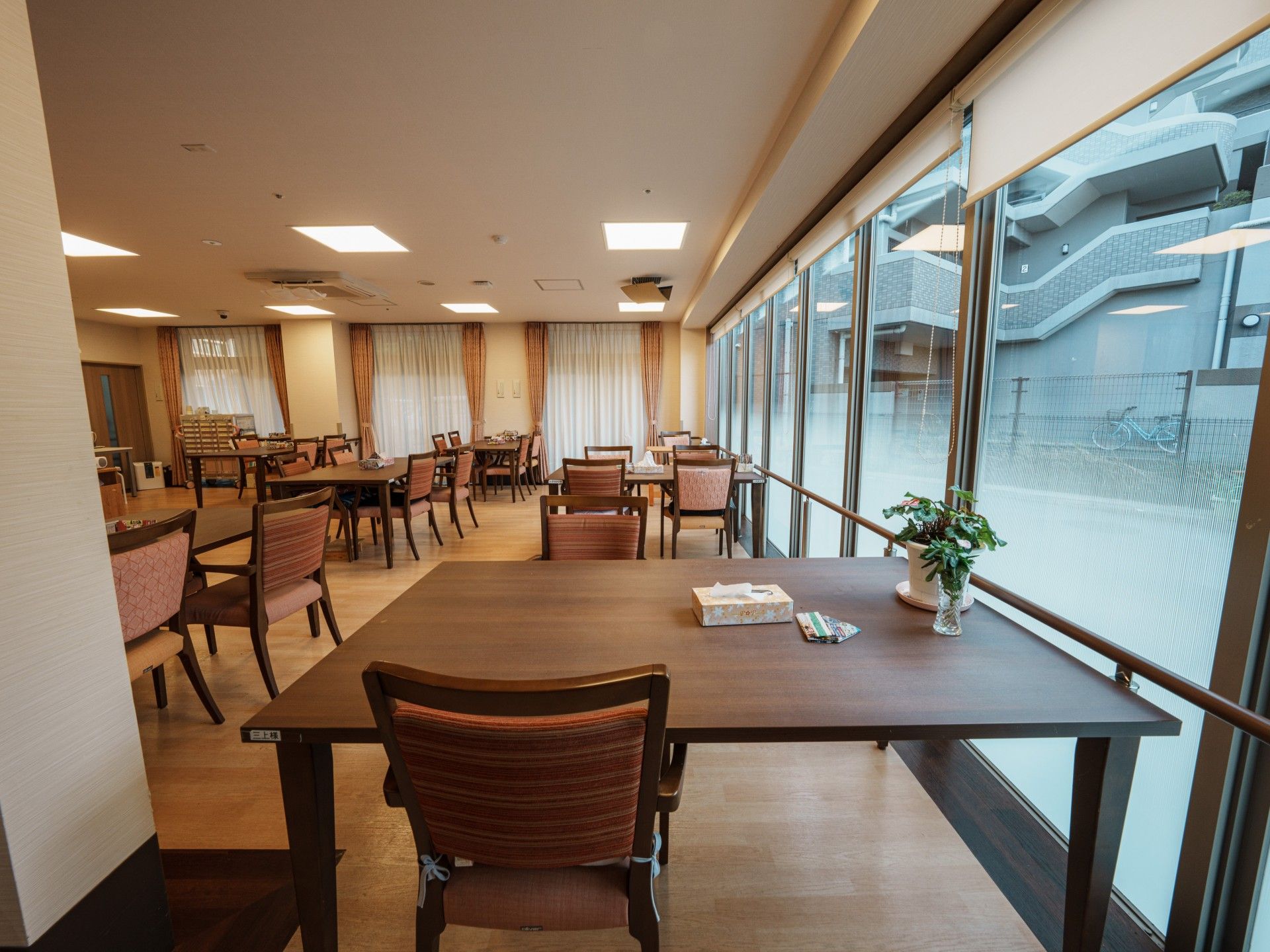 大きな窓のある食堂