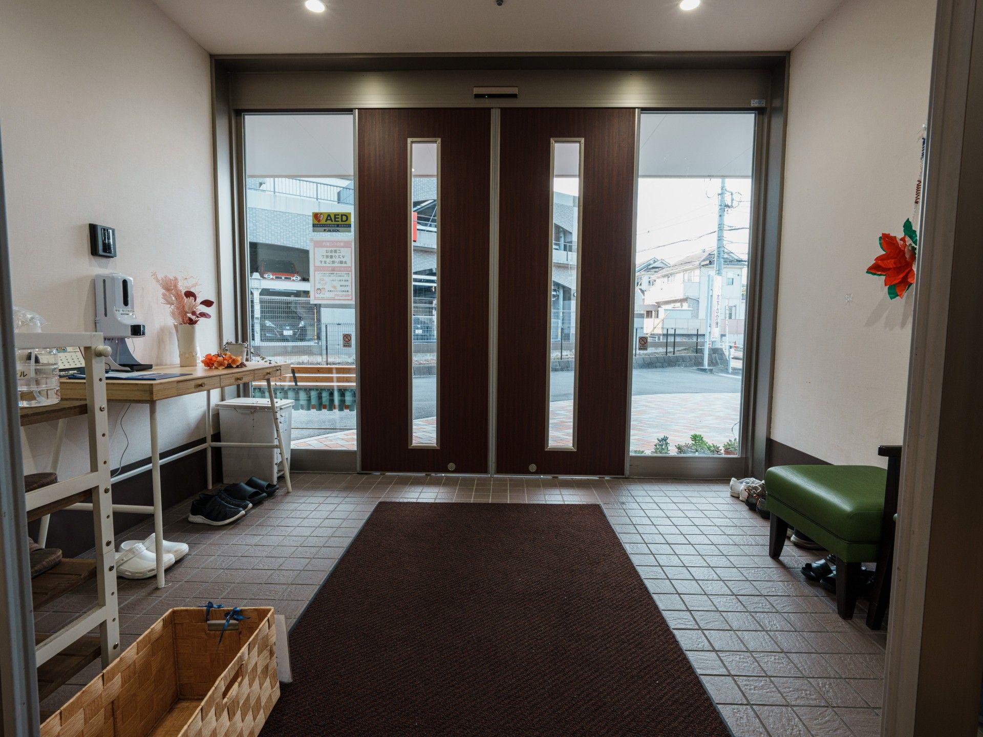 自然の中を散歩する車椅子に乗った高齢女性と女性ヘルパー