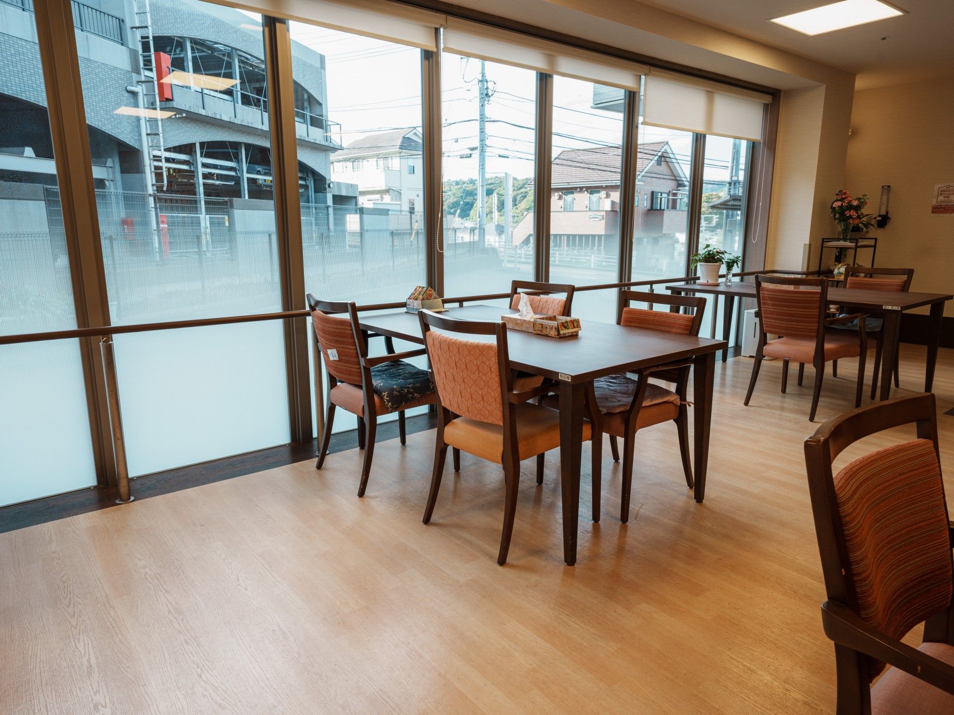 大きな窓のある食事スペース