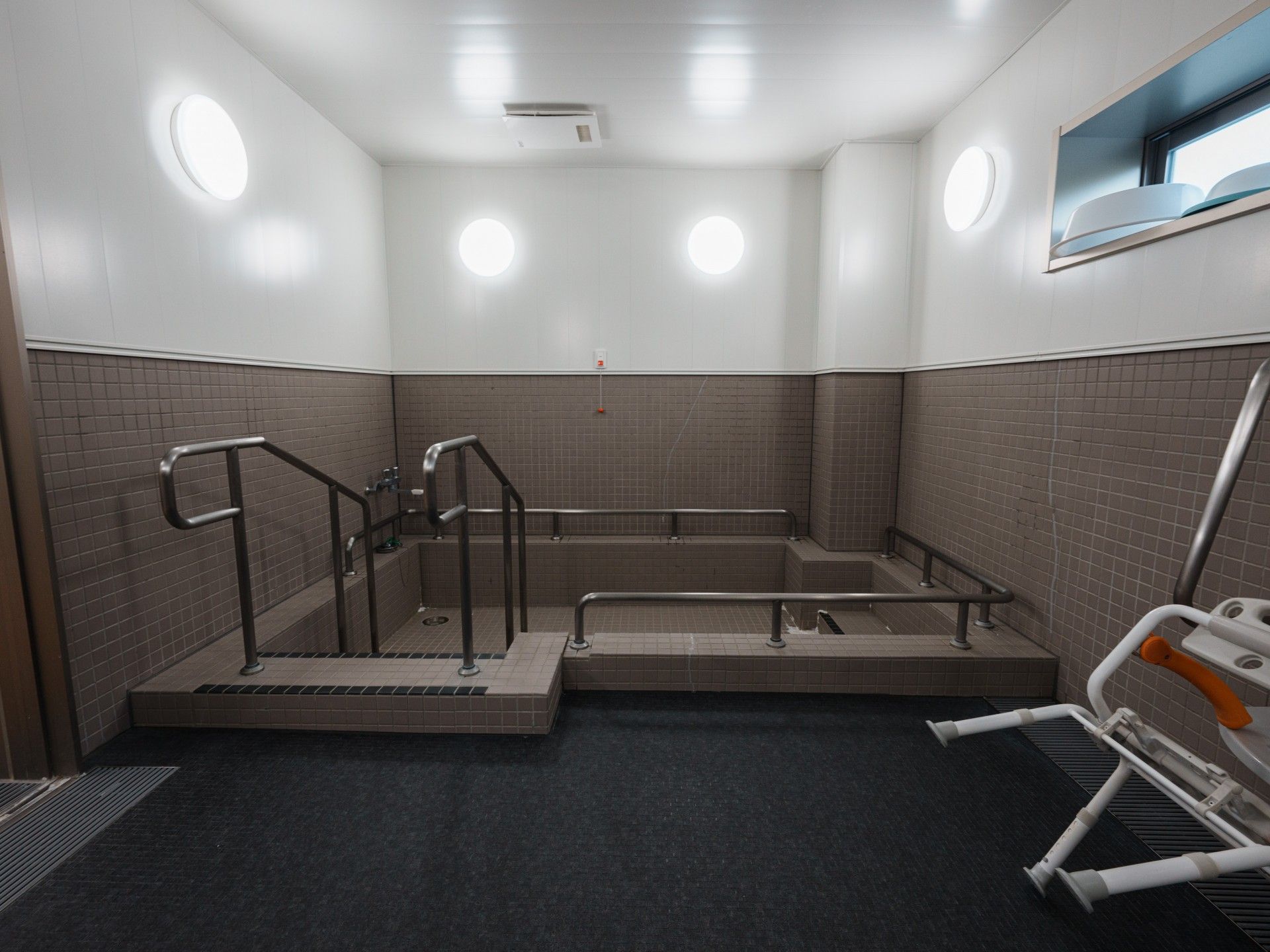 手すり付きの浴室